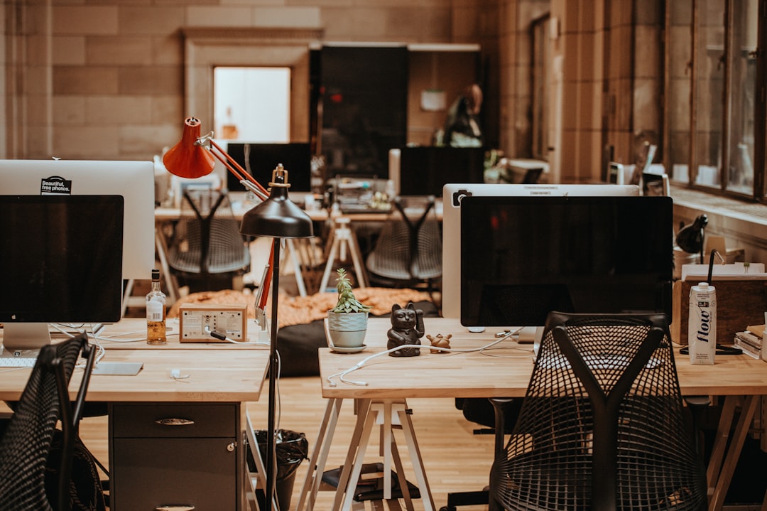Installation de bureau au siège d’Unsplash
